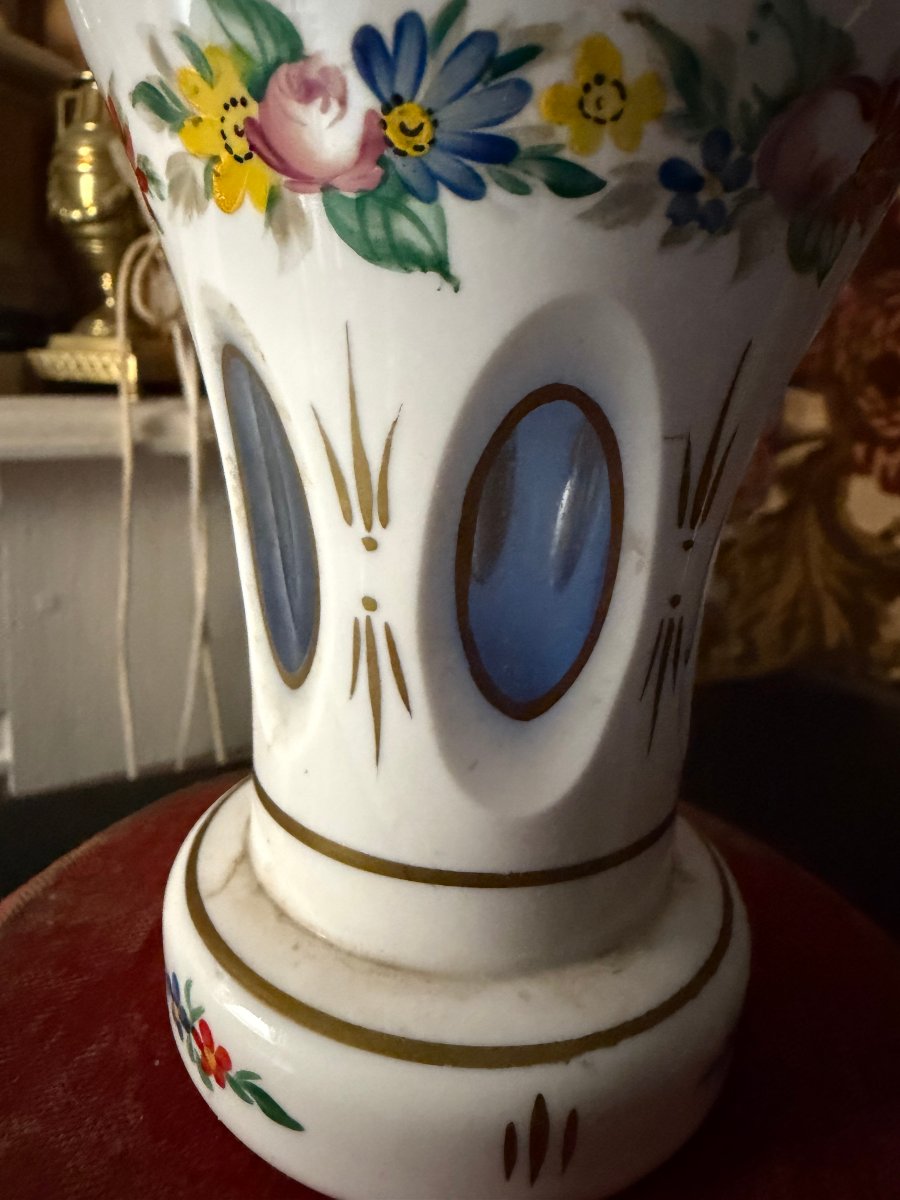 Gobelet  du XIXème opaline blanche  doublée , entaillée et décoré de fleurettes; Louis Philippe-photo-3