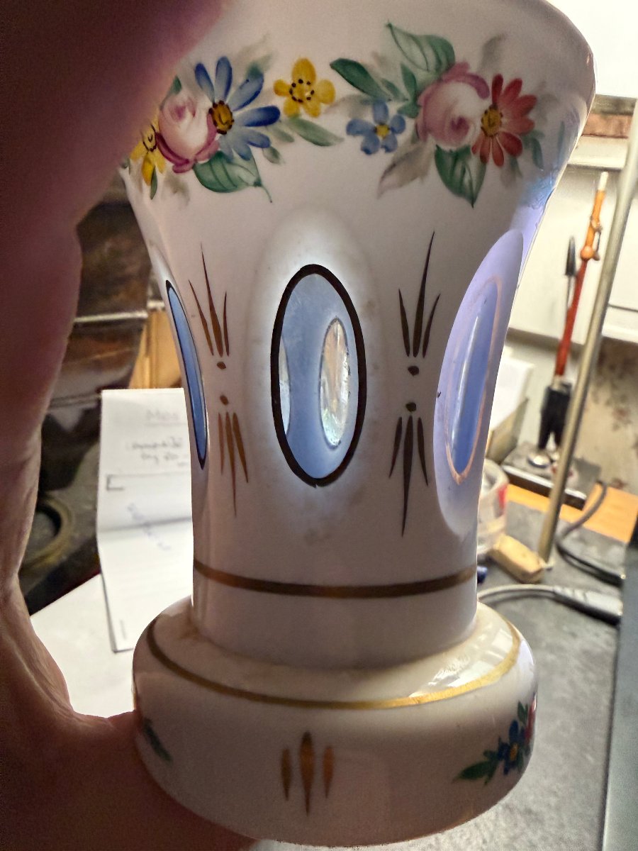 Gobelet  du XIXème opaline blanche  doublée , entaillée et décoré de fleurettes; Louis Philippe-photo-2