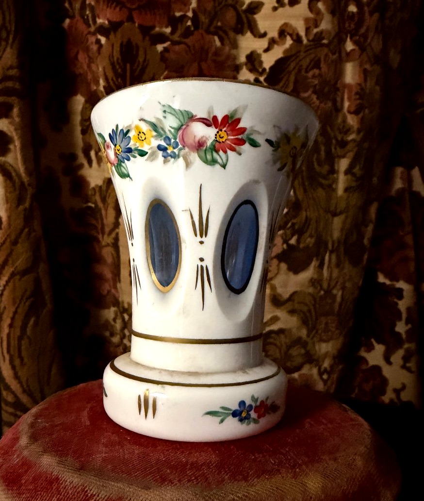 Gobelet  du XIXème opaline blanche  doublée , entaillée et décoré de fleurettes; Louis Philippe