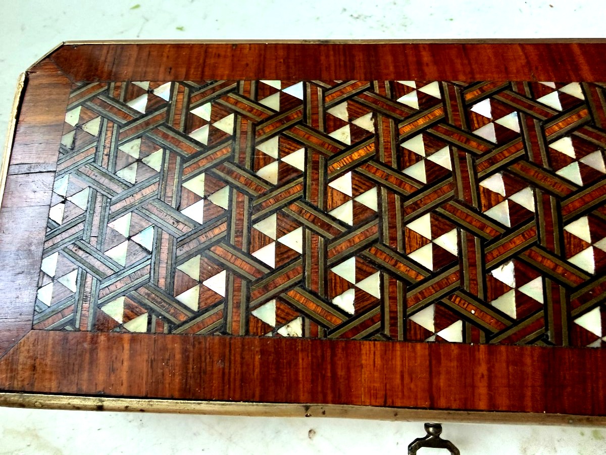 Précieuse boite allongée en bois précieux et nacre a motif d hexagones filets d'ébène bordée -photo-2