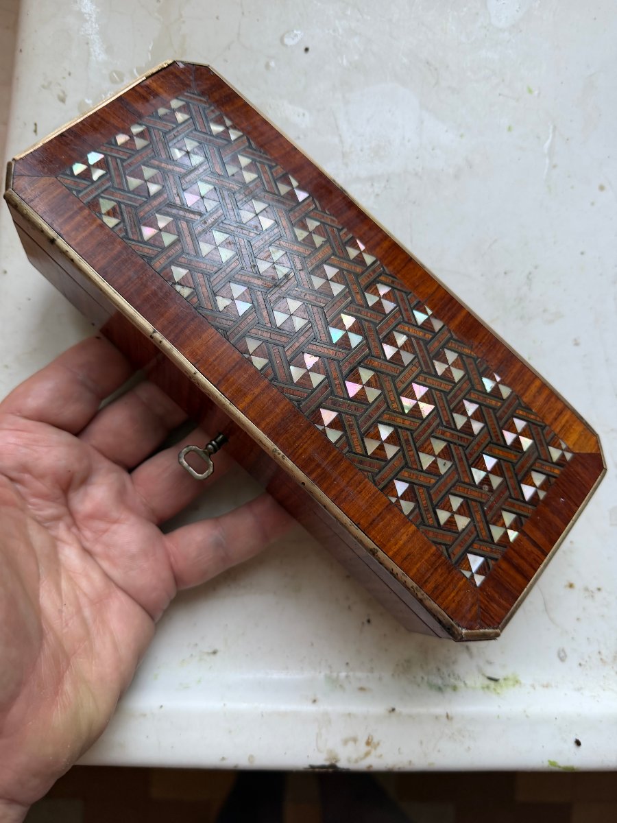 Précieuse boite allongée en bois précieux et nacre a motif d hexagones filets d'ébène bordée -photo-4