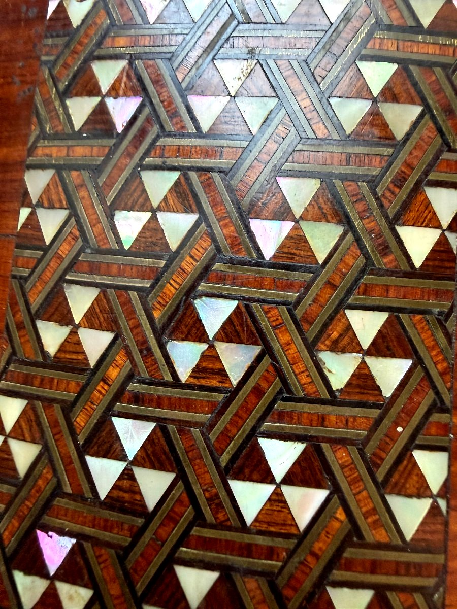 Précieuse boite allongée en bois précieux et nacre a motif d hexagones filets d'ébène bordée -photo-1