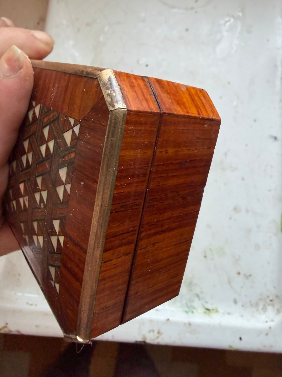 Précieuse boite allongée en bois précieux et nacre a motif d hexagones filets d'ébène bordée -photo-2