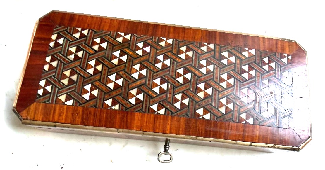 Précieuse boite allongée en bois précieux et nacre a motif d hexagones filets d'ébène bordée -photo-3