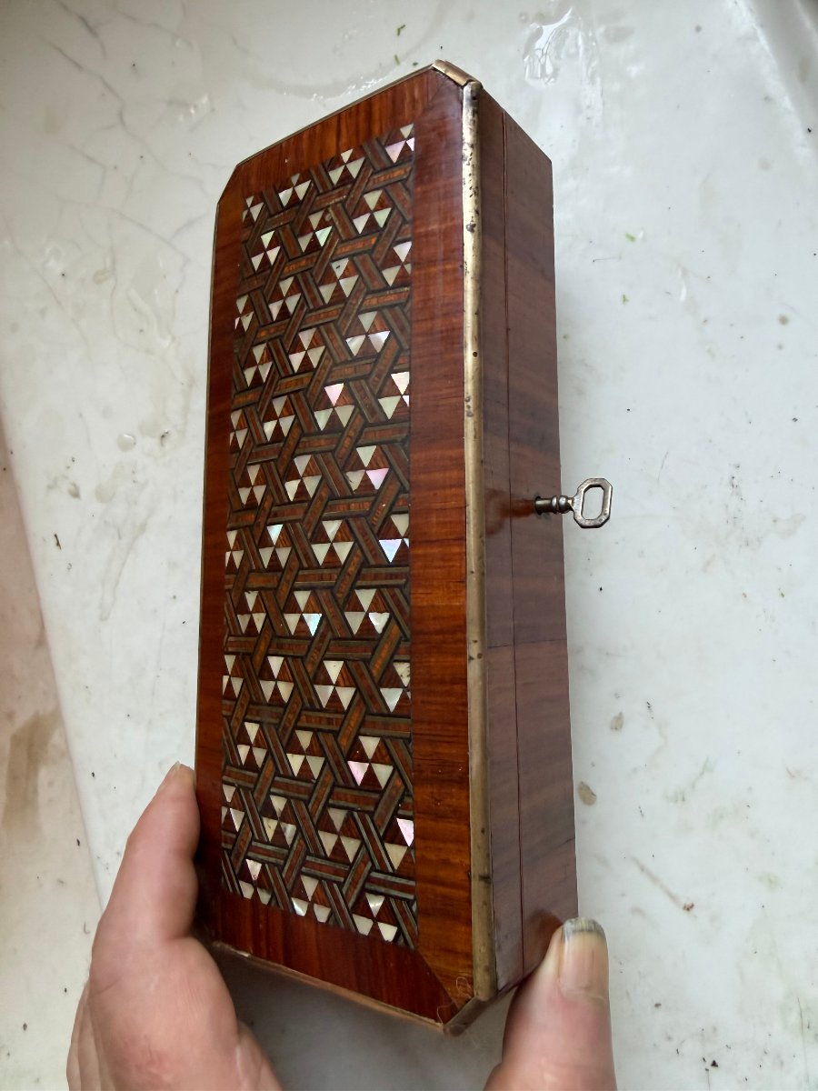 Précieuse boite allongée en bois précieux et nacre a motif d hexagones filets d'ébène bordée -photo-4