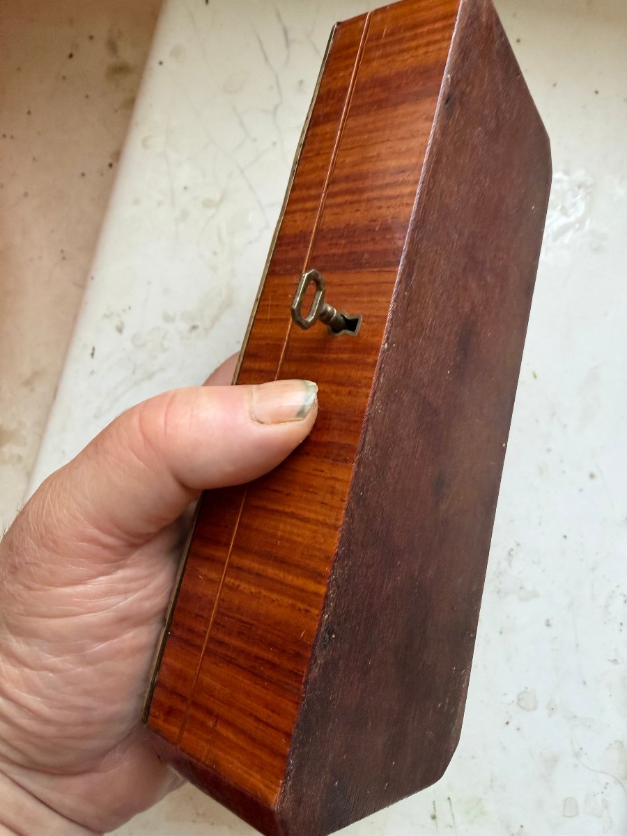 Précieuse boite allongée en bois précieux et nacre a motif d hexagones filets d'ébène bordée -photo-7