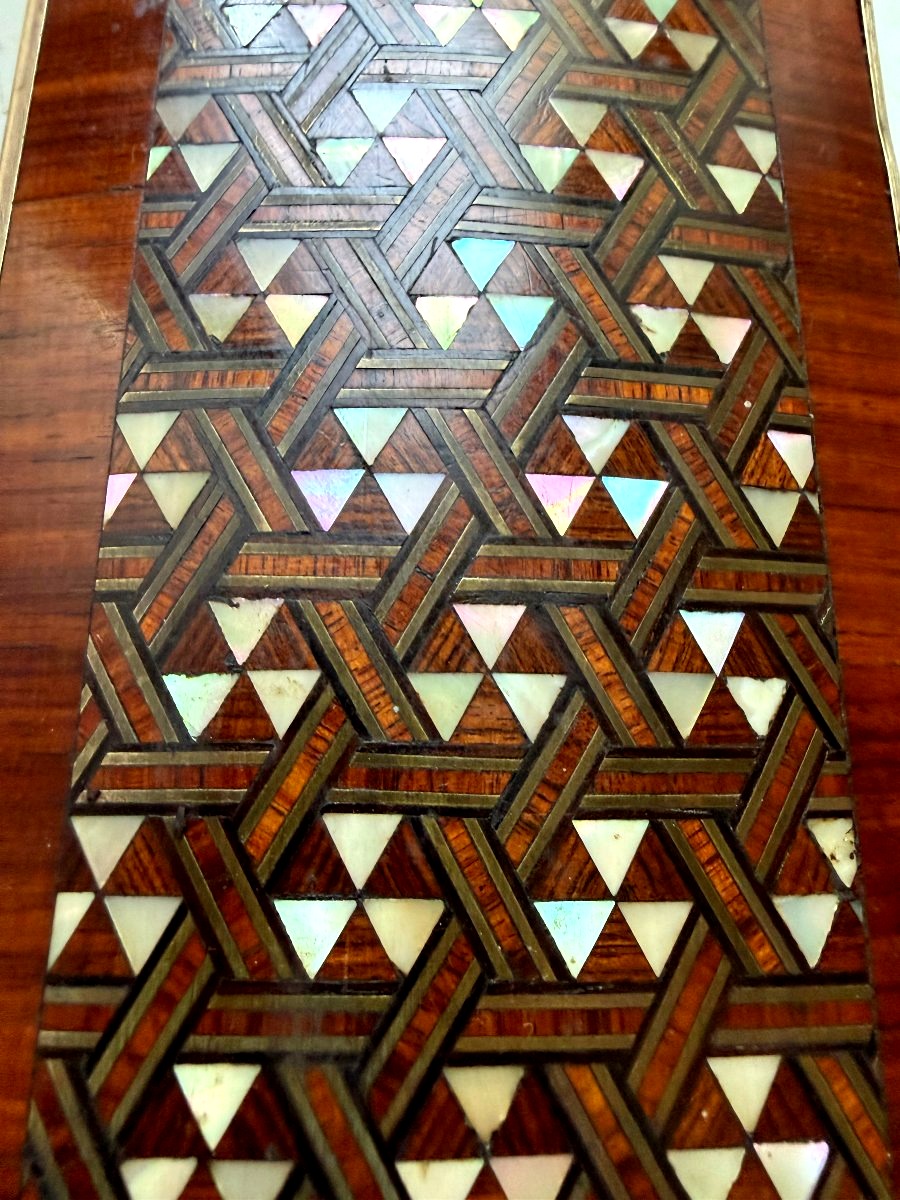 Précieuse boite allongée en bois précieux et nacre a motif d hexagones filets d'ébène bordée -photo-6