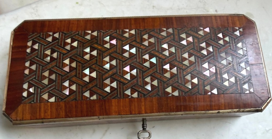 Précieuse boite allongée en bois précieux et nacre a motif d hexagones filets d'ébène bordée 