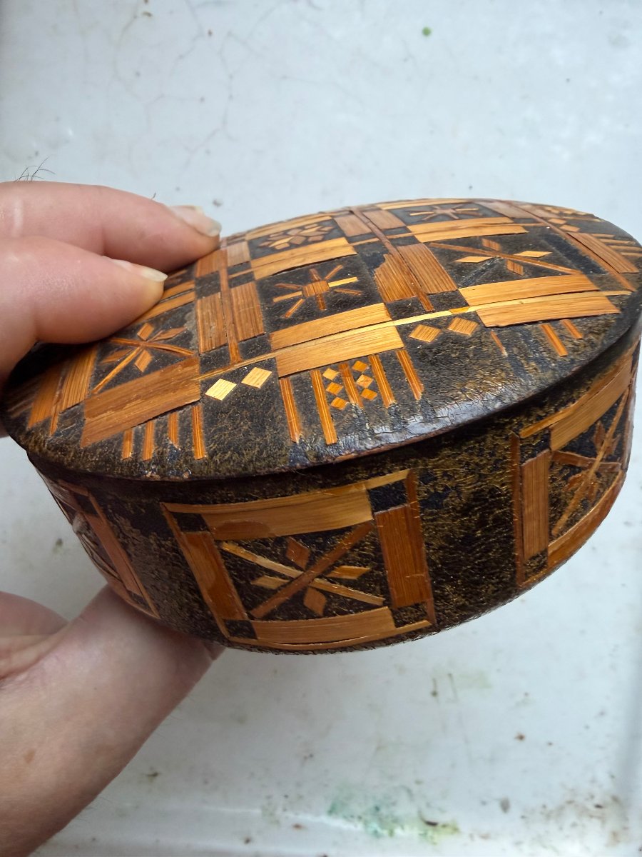 Elegant Round Box In Black Lacquer, Covered With Checkered Straw Marquetry, Late 19th Century-photo-3