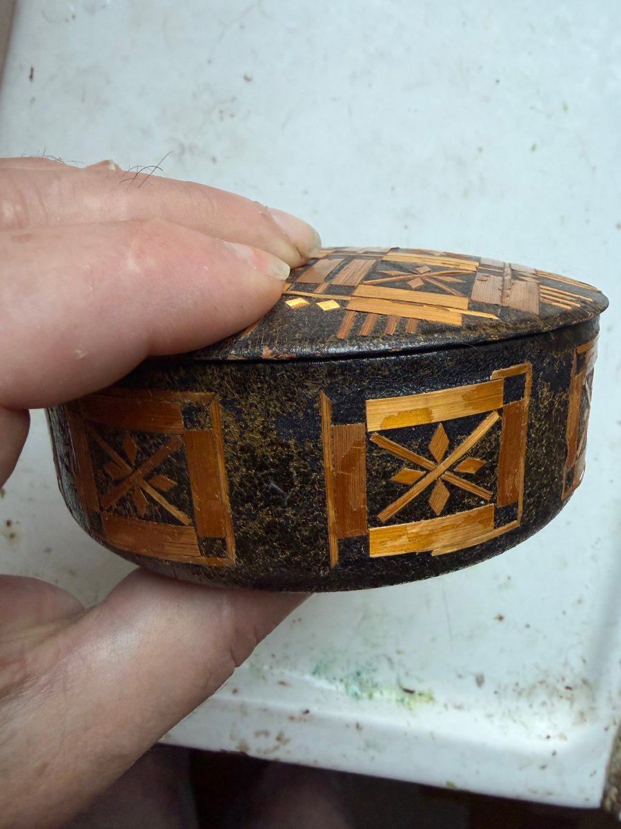 Elegant Round Box In Black Lacquer, Covered With Checkered Straw Marquetry, Late 19th Century-photo-4