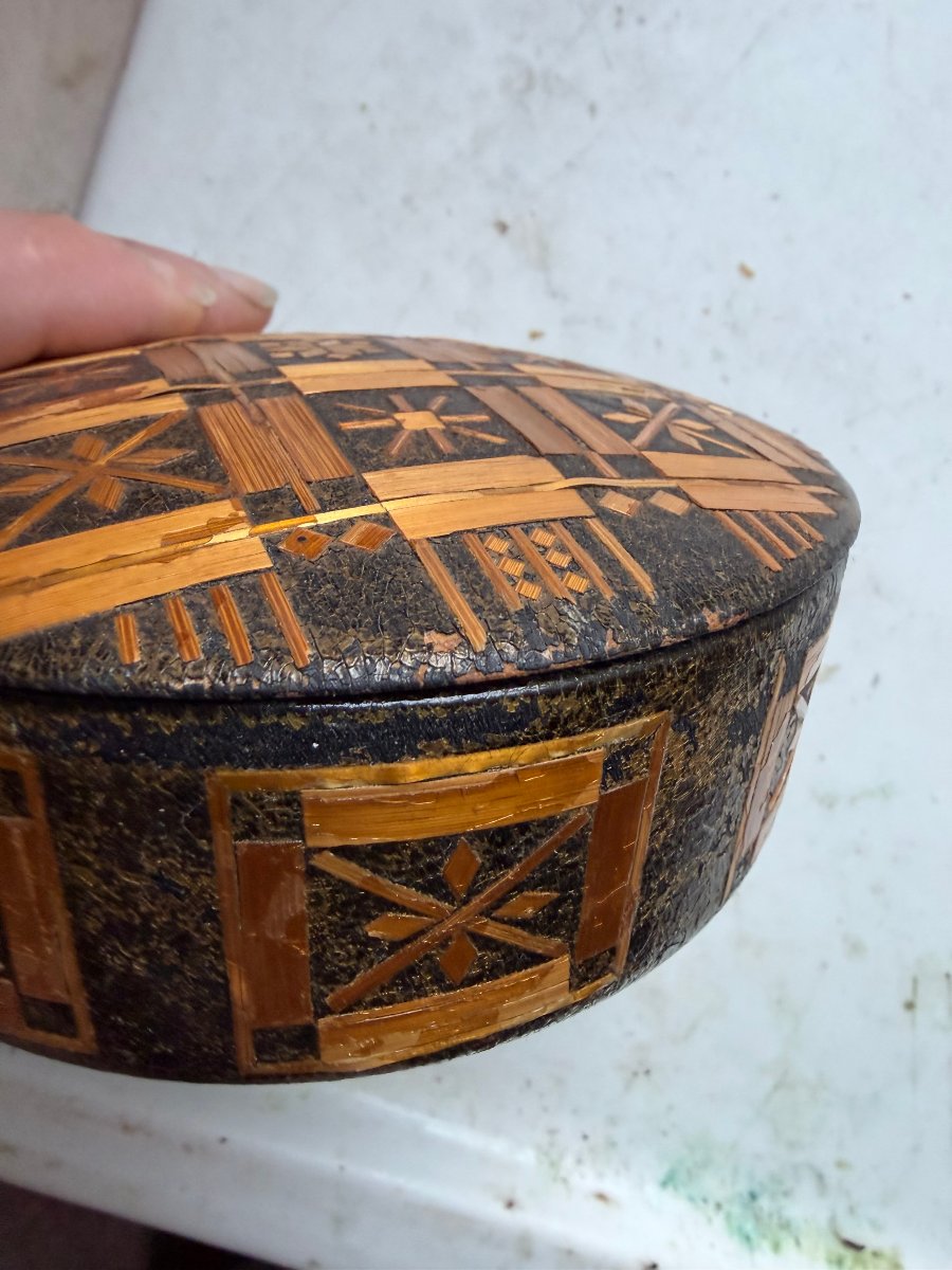 Elegant Round Box In Black Lacquer, Covered With Checkered Straw Marquetry, Late 19th Century-photo-4