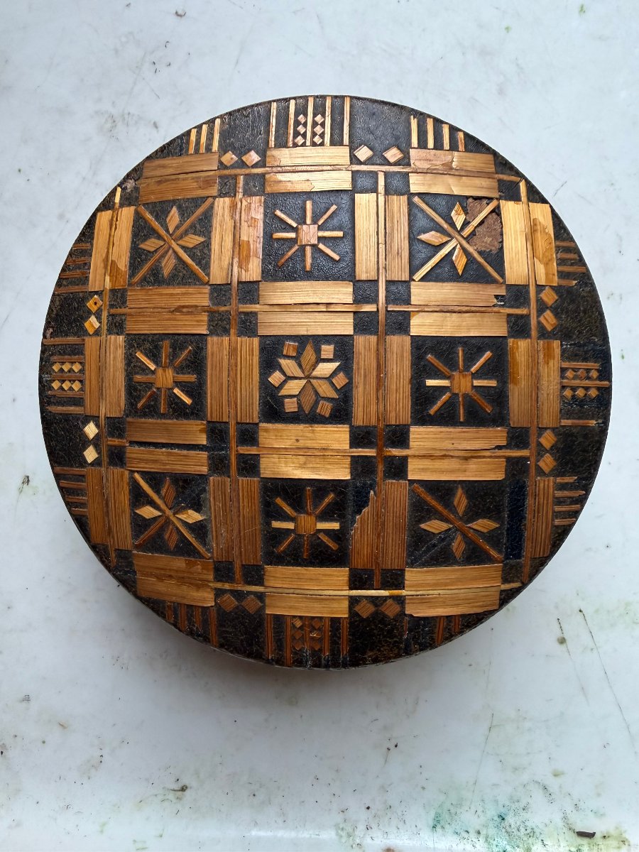 Elegant Round Box In Black Lacquer, Covered With Checkered Straw Marquetry, Late 19th Century