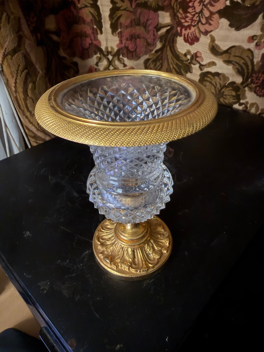  Beau Vase Médicis ,cristal taille ananas sur piedouche et col en bronze ciselé doré a l'or fin