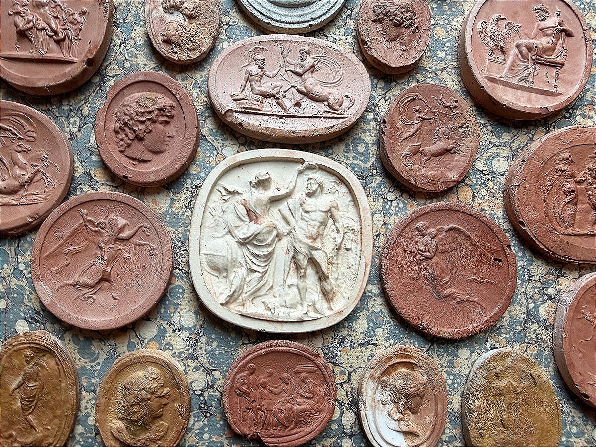 A Beautiful Collection Of Grand Tour Cameos, Framed, Featuring Earth Tones In Various Shades Of 19th-century Tuscany-photo-3