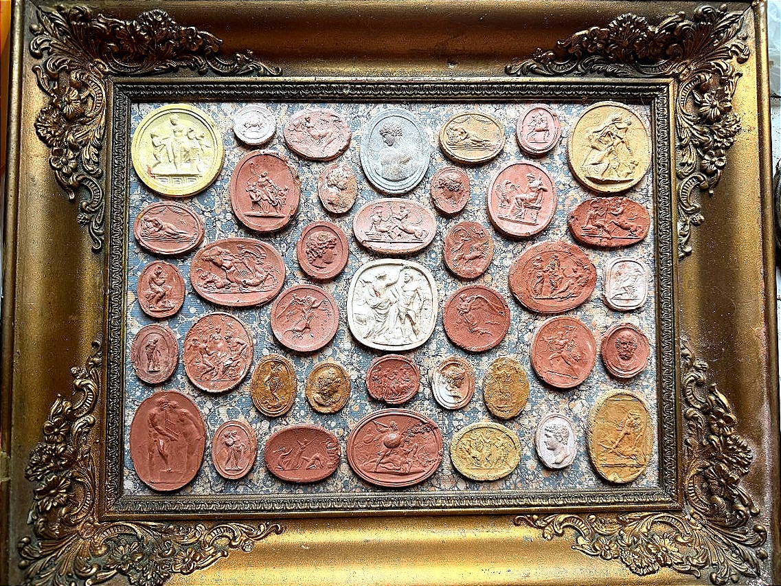 A Beautiful Collection Of Grand Tour Cameos, Framed, Featuring Earth Tones In Various Shades Of 19th-century Tuscany