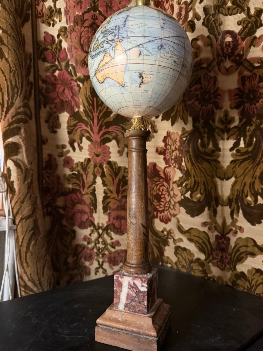 Beau globe Terrestre sur pied colonne sur les cartes de Mr Robert Paris réédition XXèm de 1748.-photo-2