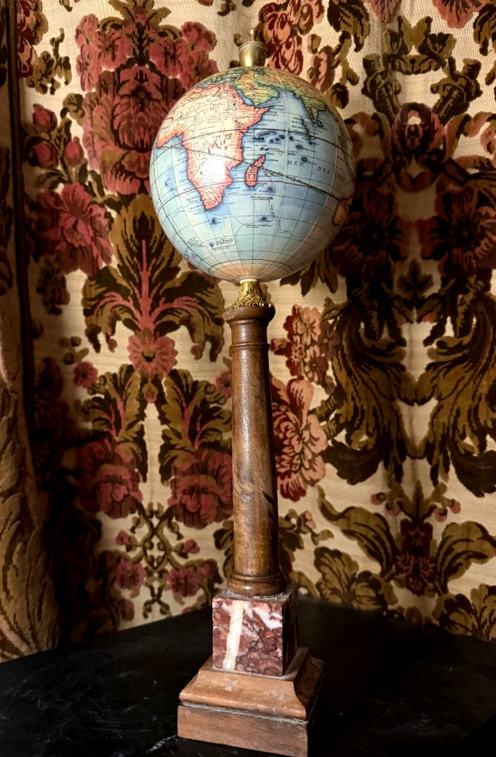 Beau globe Terrestre sur pied colonne sur les cartes de Mr Robert Paris réédition XXèm de 1748.
