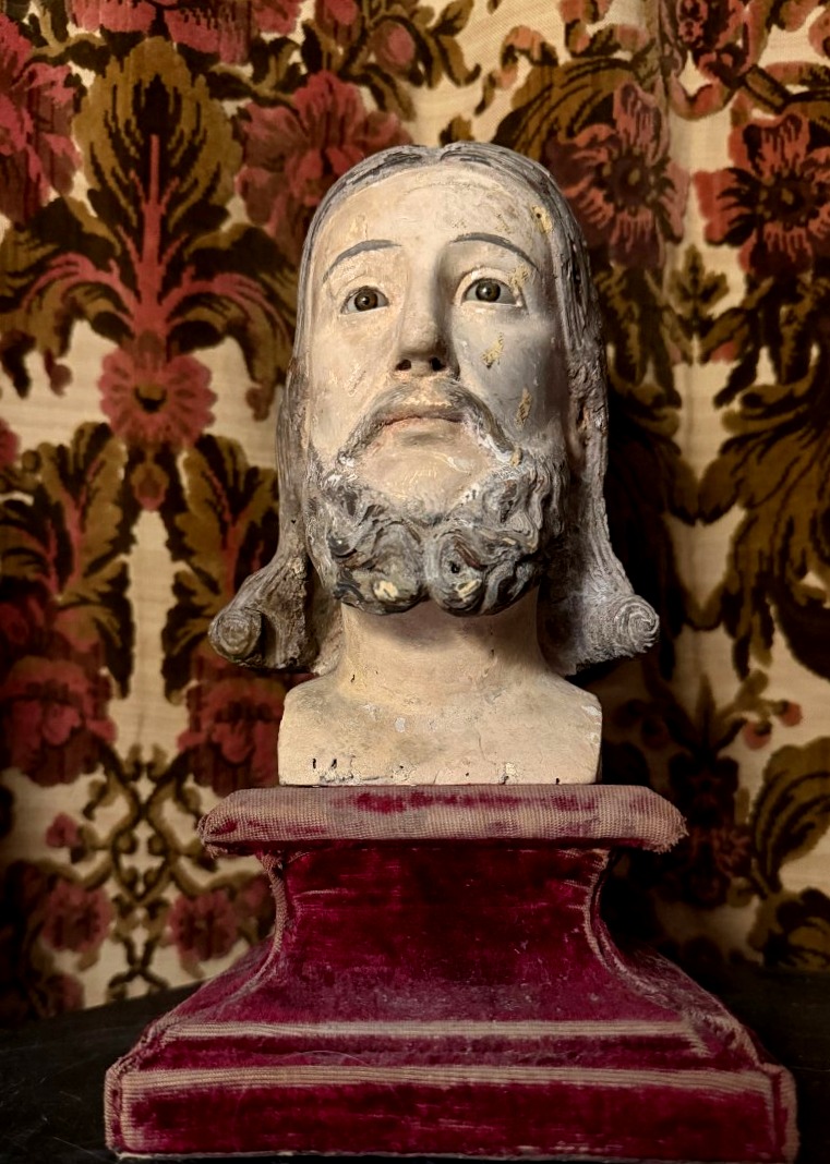 Généreuse belle tête de Christ en bois sculpté polychromé yeux de sulfure du XVIIIème Française