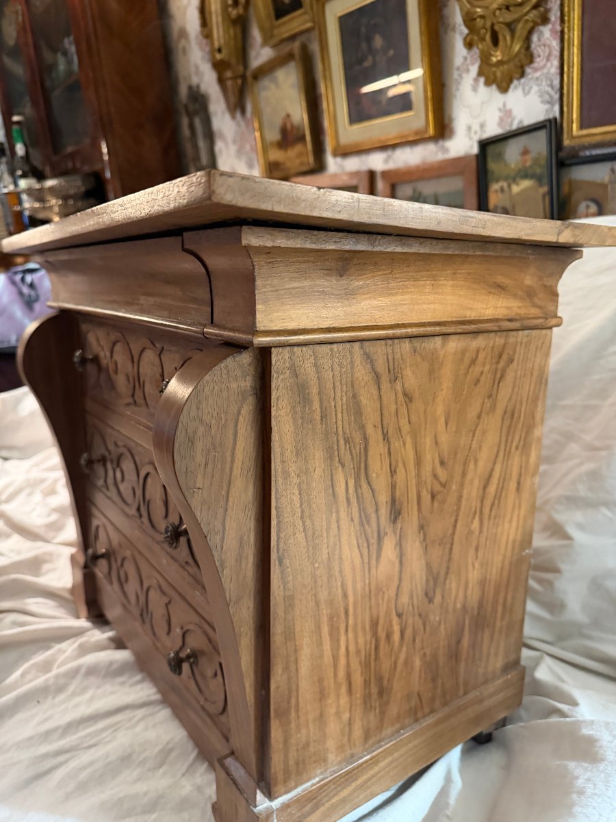 Fraiche et élégante petite maitrise de commode à croces en noyer 4tiroirs façade sculptée XIXèm-photo-2