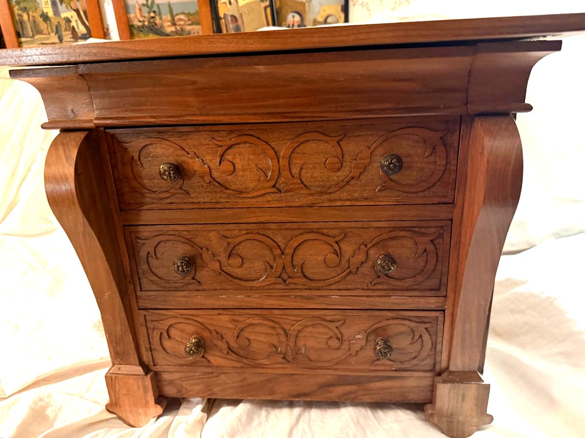 Fraiche et élégante petite maitrise de commode à croces en noyer 4tiroirs façade sculptée XIXèm-photo-6