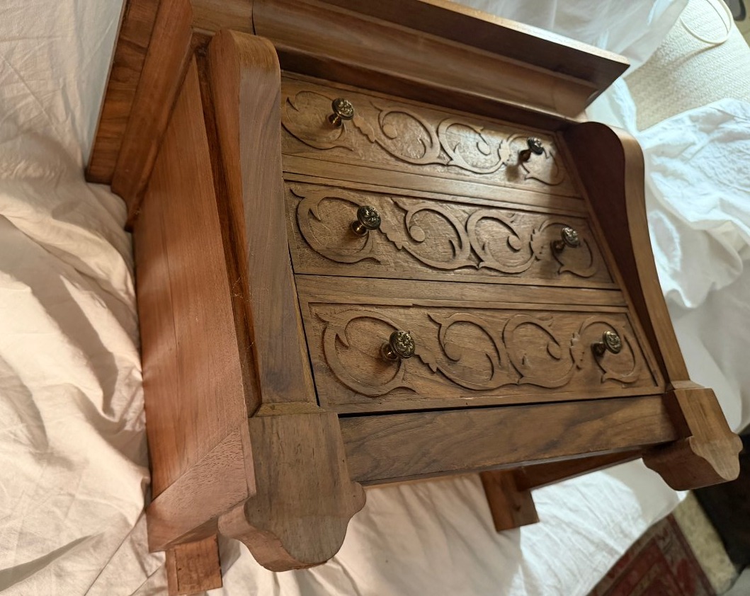 Fraiche et élégante petite maitrise de commode à croces en noyer 4tiroirs façade sculptée XIXèm-photo-7