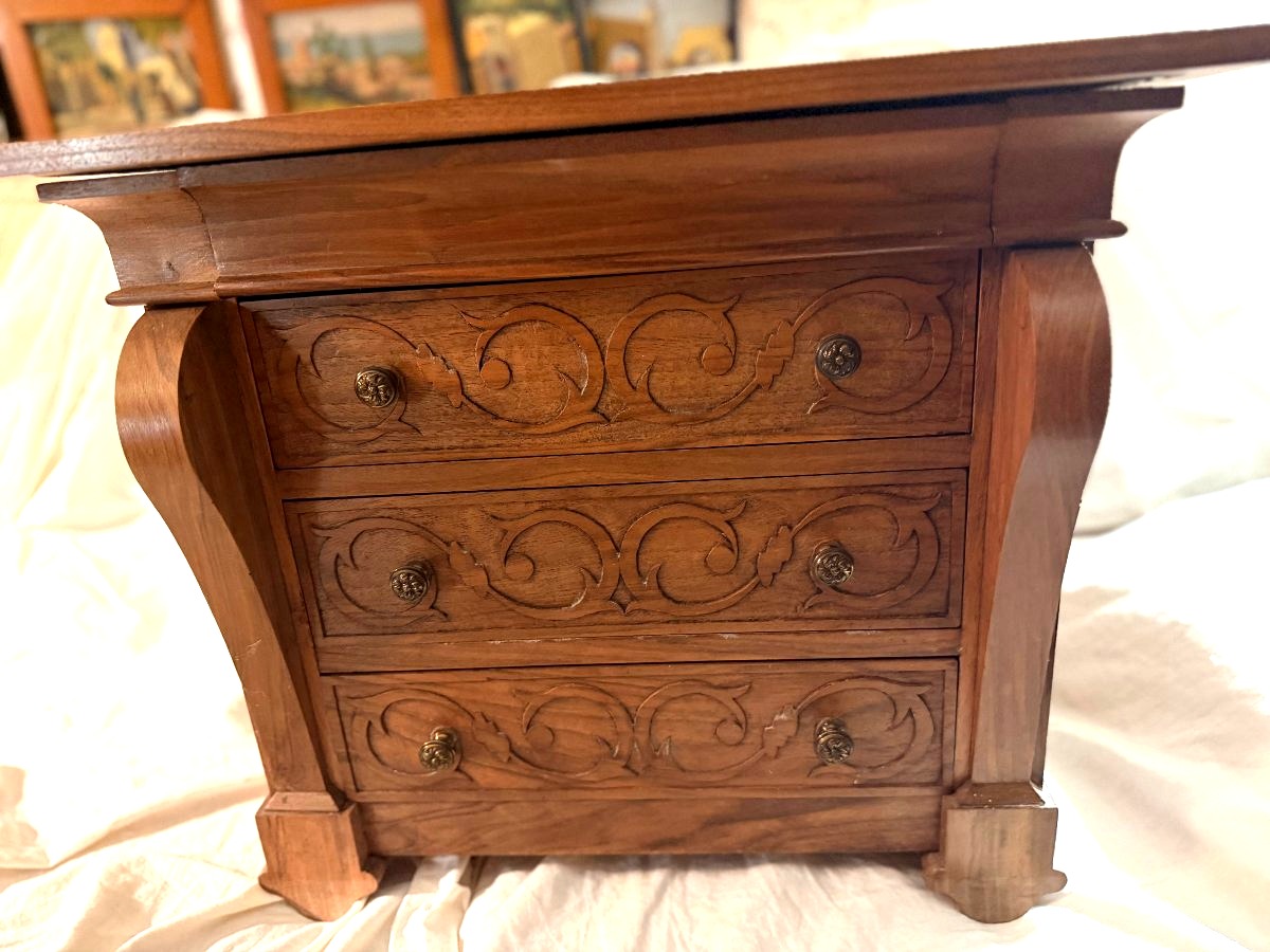 Fraiche et élégante petite maitrise de commode à croces en noyer 4tiroirs façade sculptée XIXèm