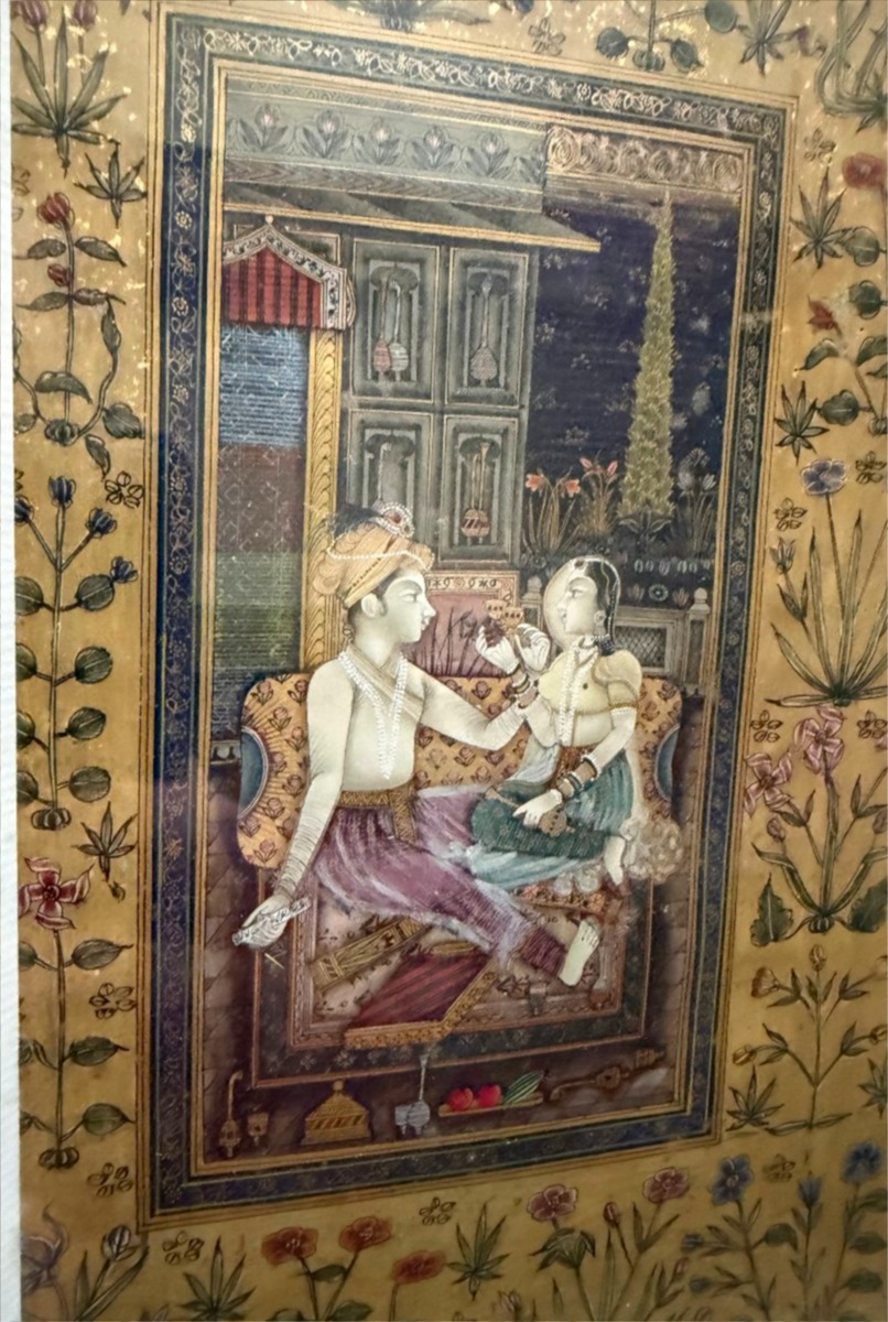 Riche miniature enluminée sur papier fin XVIIIème, décor floral doré et scène intime d'amoureux-photo-2