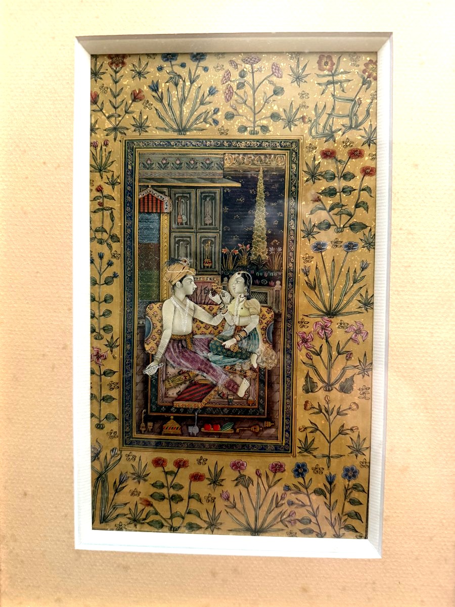 Riche miniature enluminée sur papier fin XVIIIème, décor floral doré et scène intime d'amoureux-photo-3