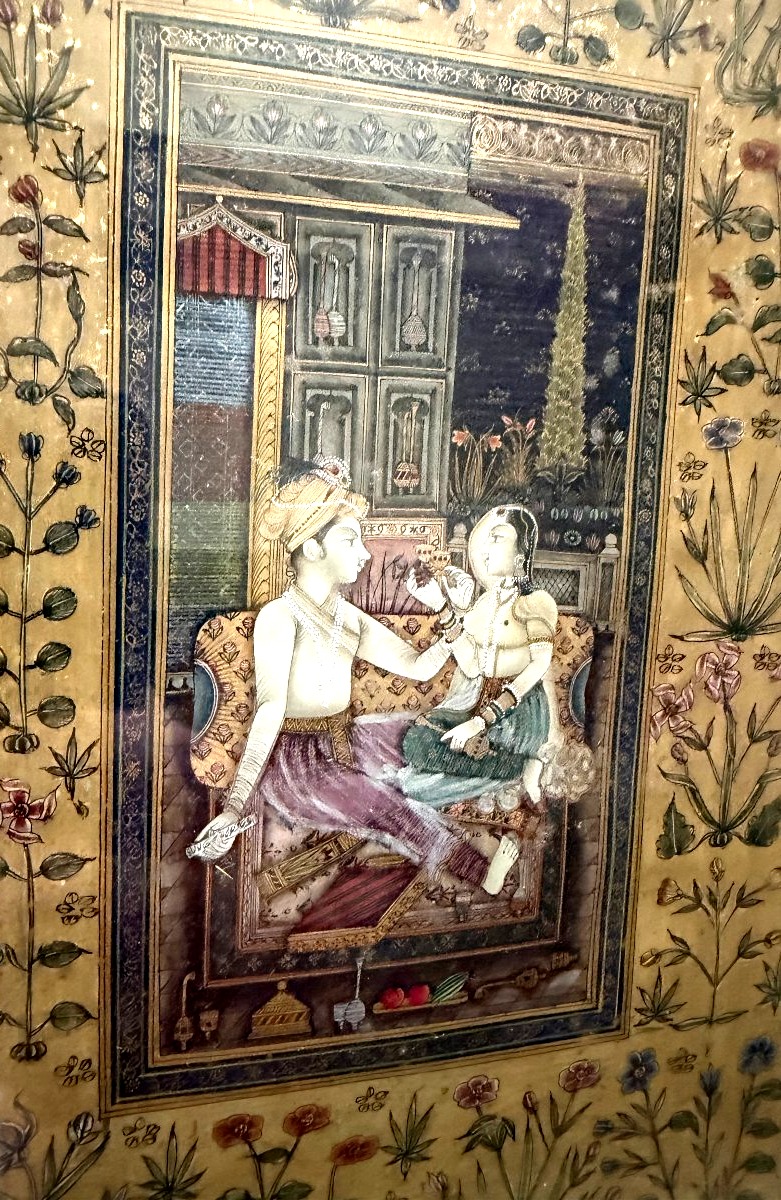 Riche miniature enluminée sur papier fin XVIIIème, décor floral doré et scène intime d'amoureux-photo-4