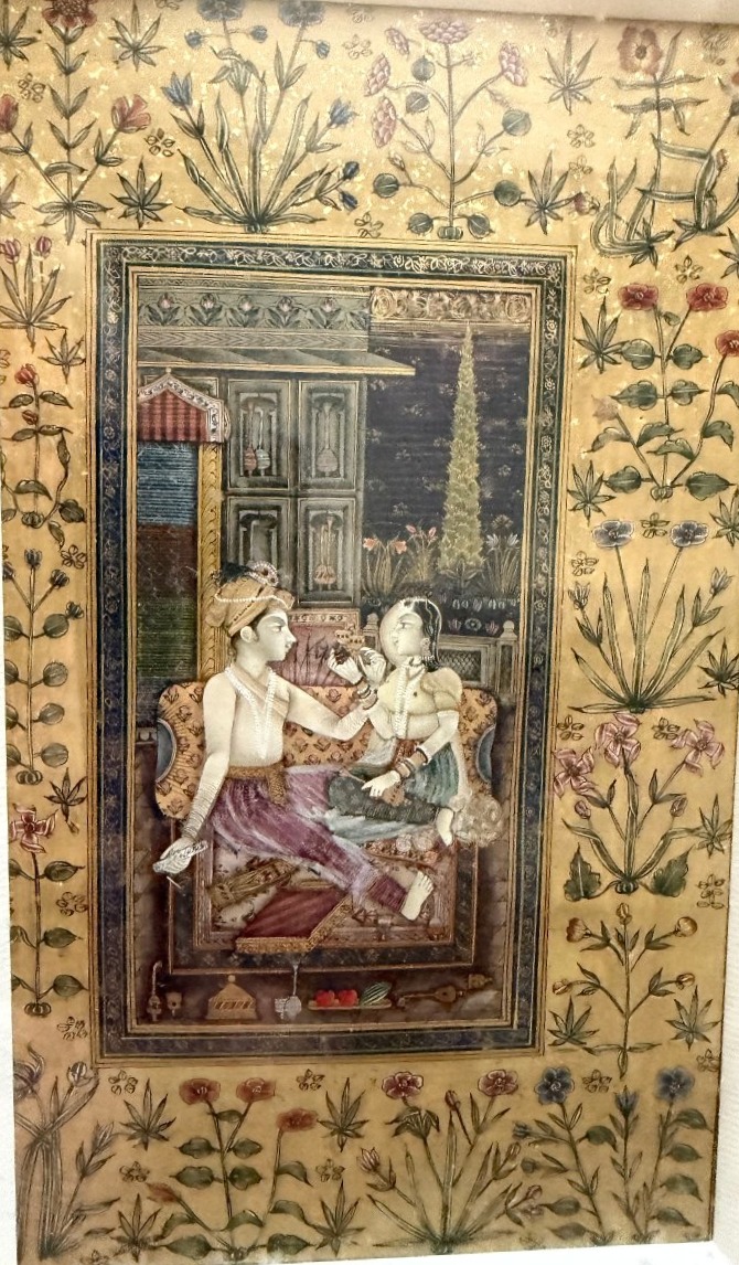 Riche miniature enluminée sur papier fin XVIIIème, décor floral doré et scène intime d'amoureux-photo-2