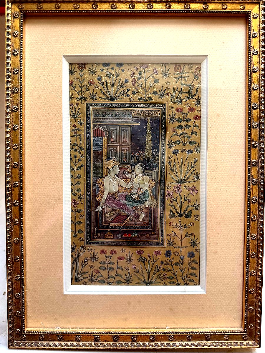 Riche miniature enluminée sur papier fin XVIIIème, décor floral doré et scène intime d'amoureux