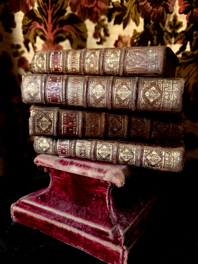 .Histoire de Hollande depuis la Trève de 1609,où finit Grotius jusqu'à notre temps . 4 Vol 1693