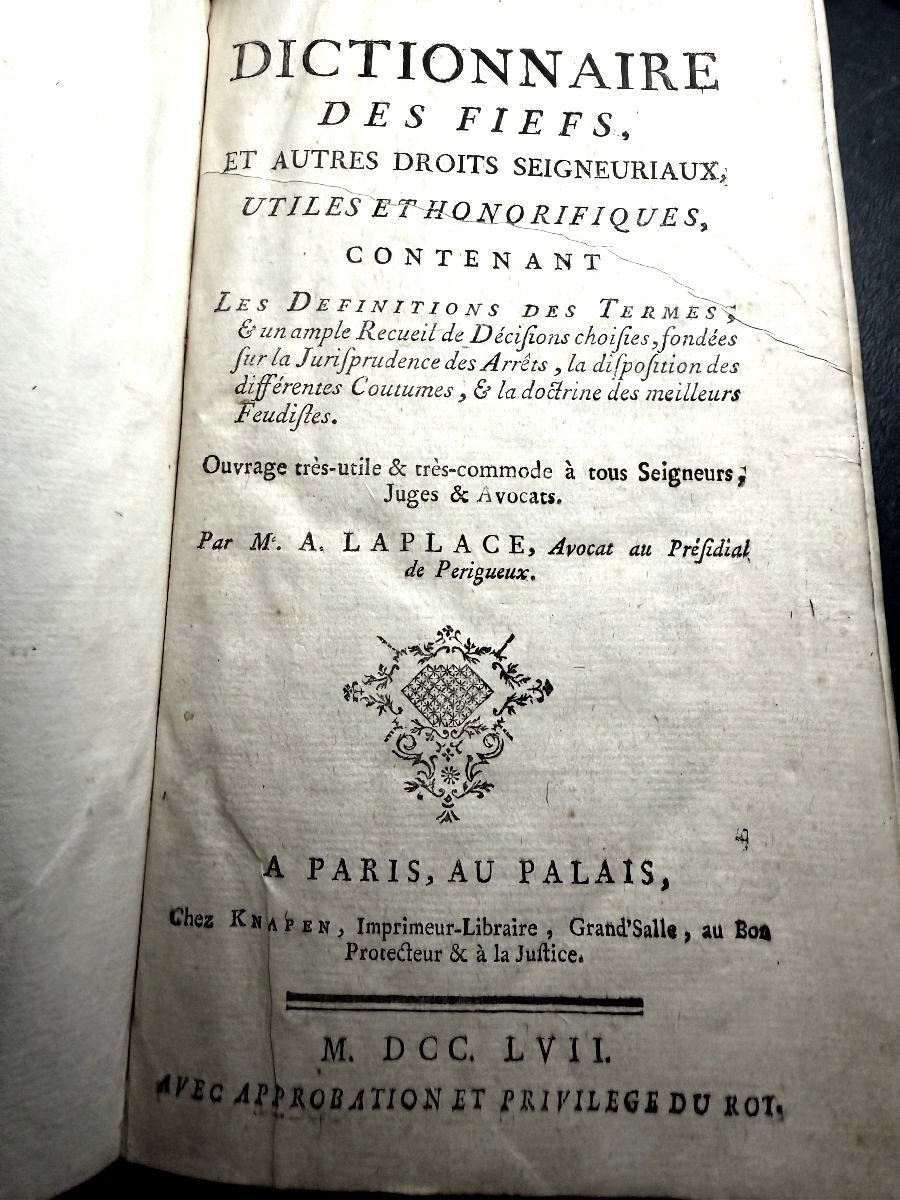 Dictionnaire des Fiefs et autres Droits Seigneuriaux , utiles et honorifiques. A Paris . 1757.