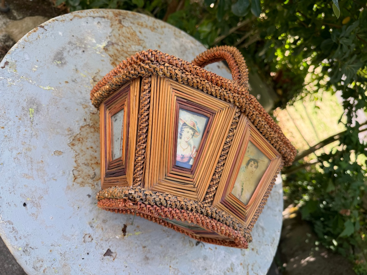 Rare And Beautiful Harvest Basket, Featuring Elegant And Delicate Wickerwork With Images Preserved Under Glass, 19th Century-photo-4
