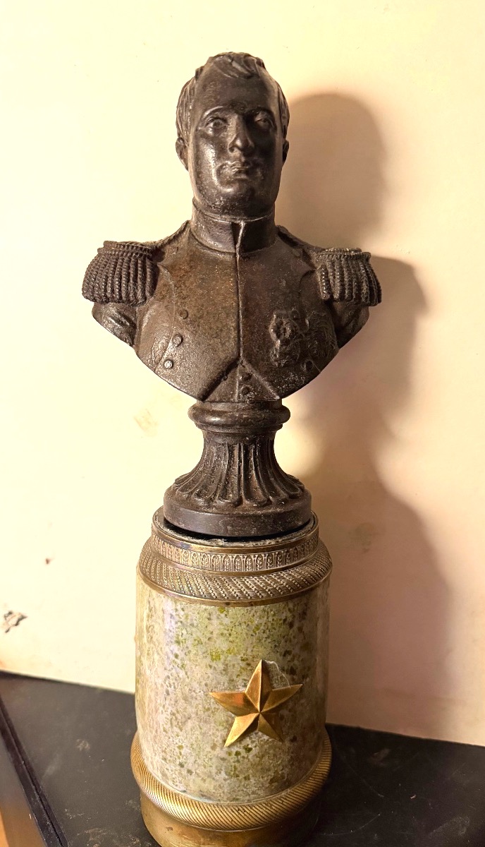 Buste fonte de fer début XIXème du" Général Buonaparte ",sur socle tambour étoilé en serpentine