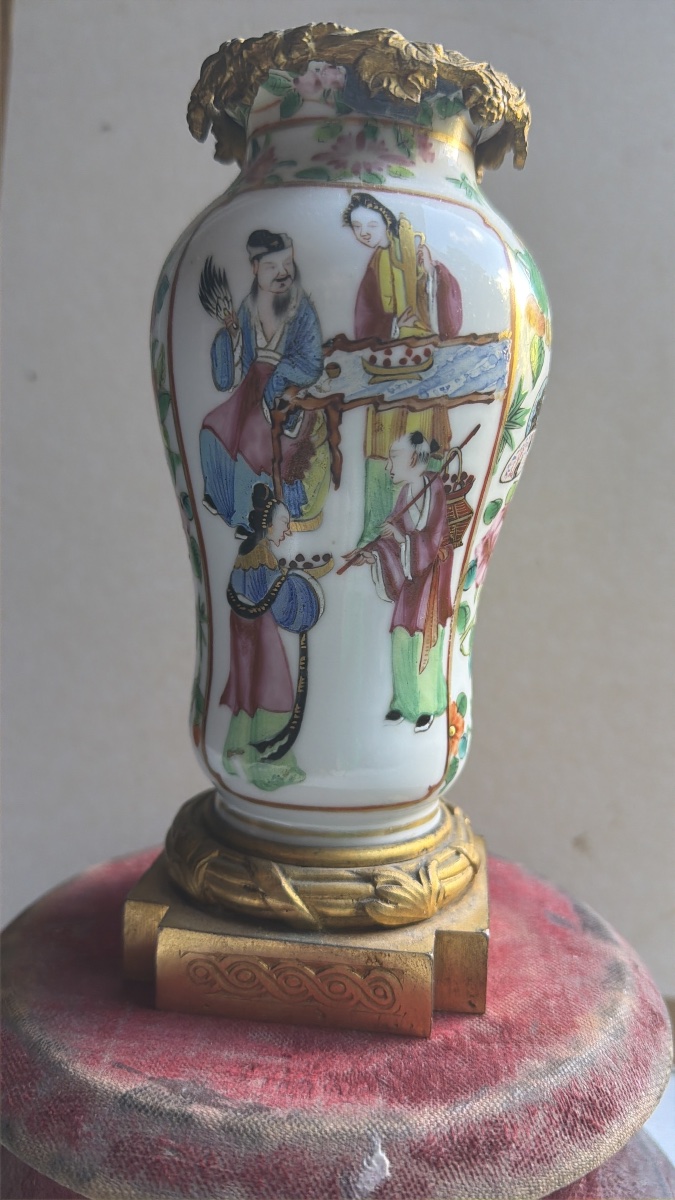  Joli  Vase Canton Famille Verte élégamment décoré monture bronzes dorés soignée ciselée N. III