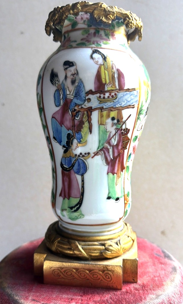  Joli  Vase Canton Famille Verte élégamment décoré monture bronzes dorés soignée ciselée N. III