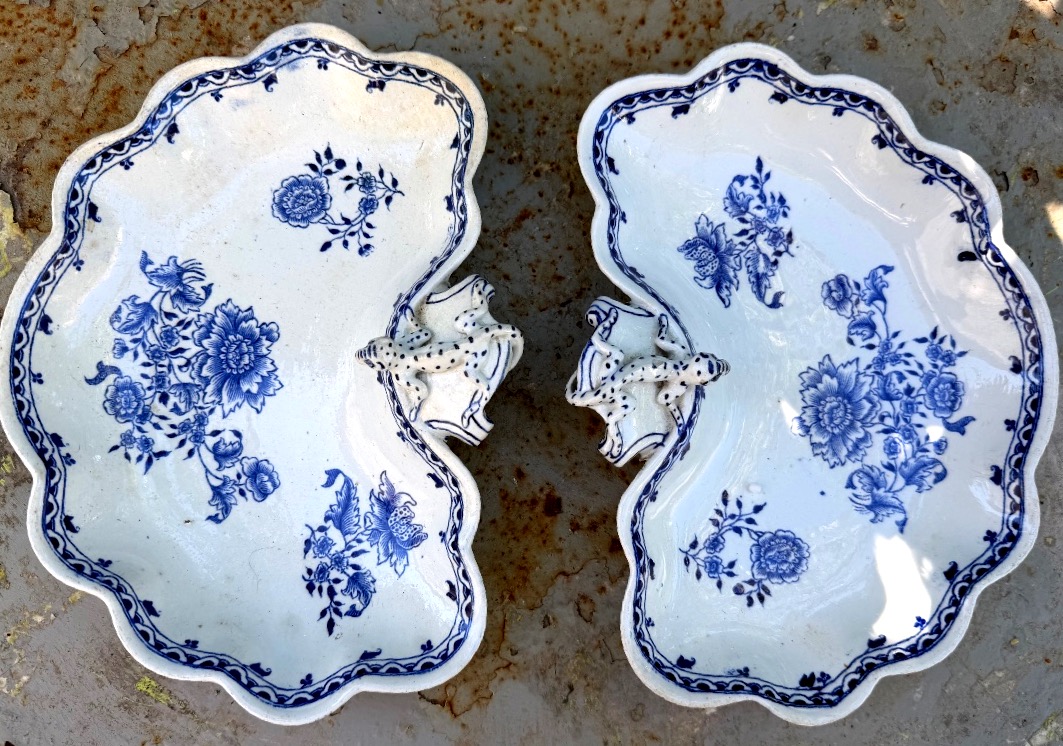 Belle paire de Ravier en faïence de Longwy collection "Chinois" émail blanc ,motif bleus XIXème