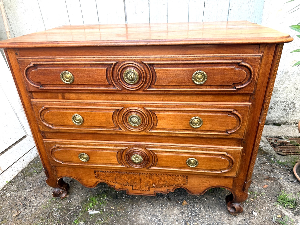 Commode transition ,merisier blond trois tiroirs moulurés et incrustations pieds escargots 18èm