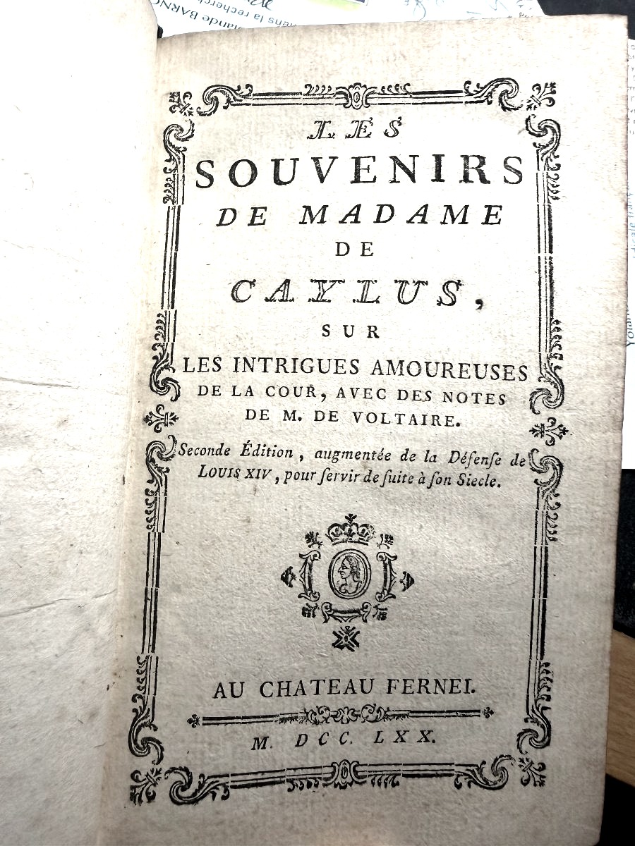 Souvenirs de Madame de Caylus , sur les Intrigues Amoureuses de la Cour,avec des notes Voltaire