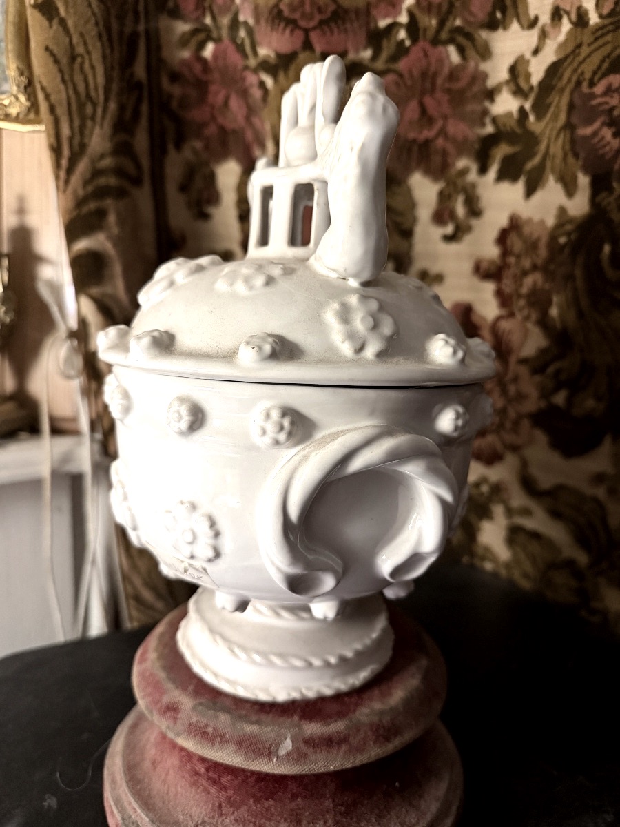 Pot Couvert de Mariage en faïence blanche de Malicorne , aux deux lions à la cage , début XXème-photo-3