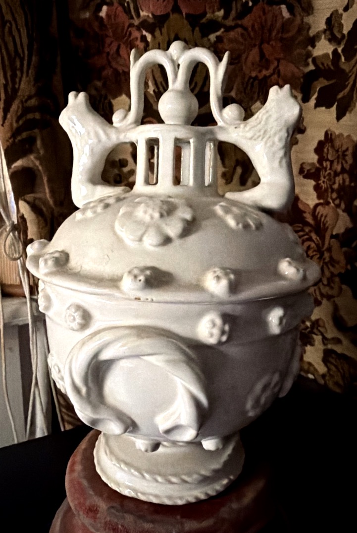 Pot Couvert de Mariage en faïence blanche de Malicorne , aux deux lions à la cage , début XXème-photo-7