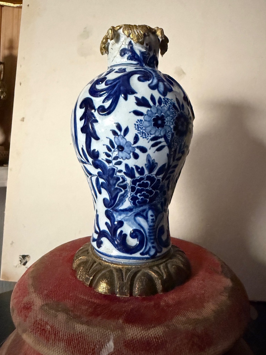 Petit vase en faïence de" Delft "bleu et blanc motifs en relief , cerclé bronze époque XVIIIème-photo-2