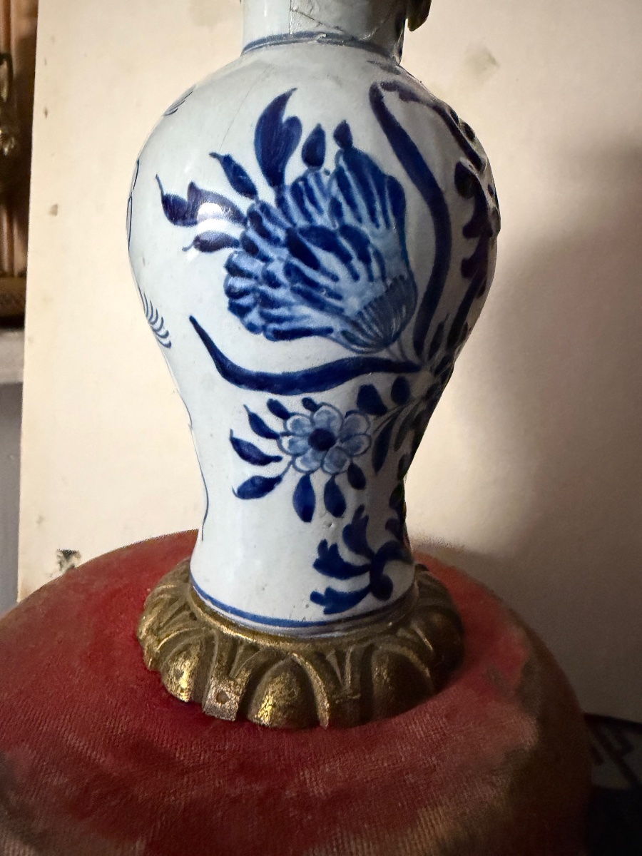 Petit vase en faïence de" Delft "bleu et blanc motifs en relief , cerclé bronze époque XVIIIème-photo-3