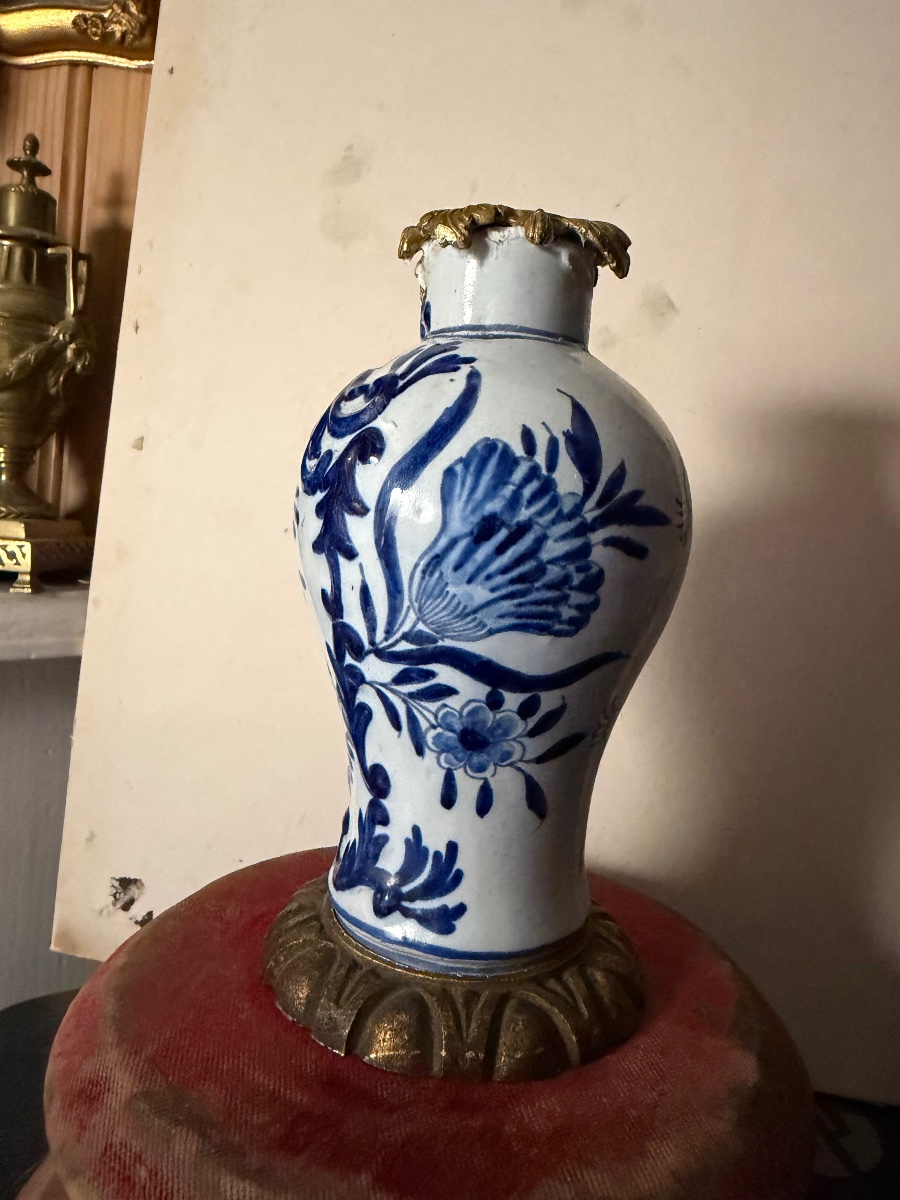 Petit vase en faïence de" Delft "bleu et blanc motifs en relief , cerclé bronze époque XVIIIème-photo-4