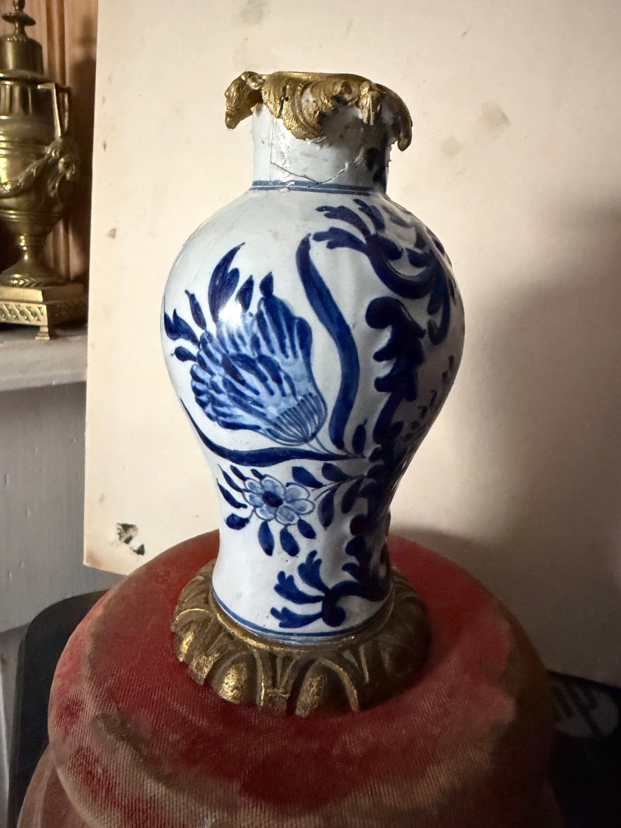 Petit vase en faïence de" Delft "bleu et blanc motifs en relief , cerclé bronze époque XVIIIème-photo-3