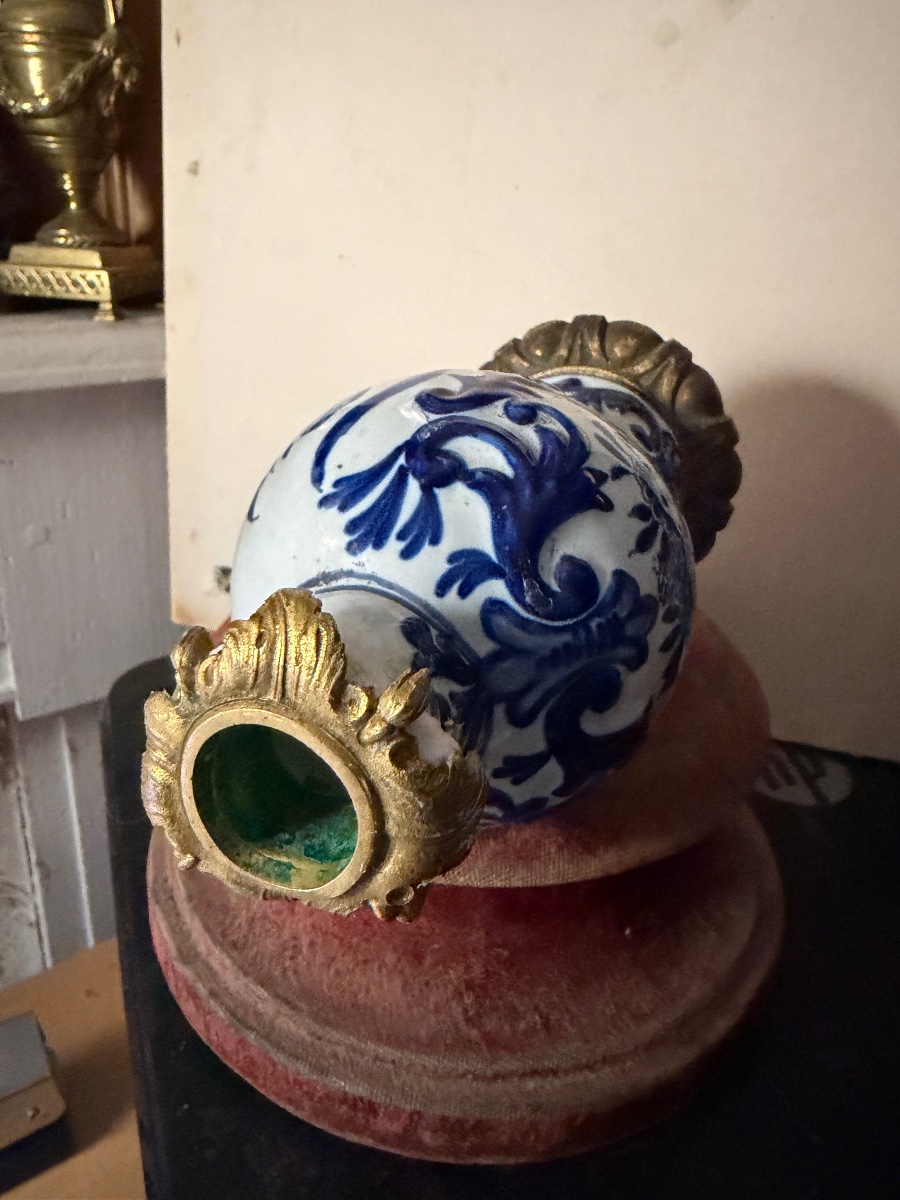 Petit vase en faïence de" Delft "bleu et blanc motifs en relief , cerclé bronze époque XVIIIème-photo-5