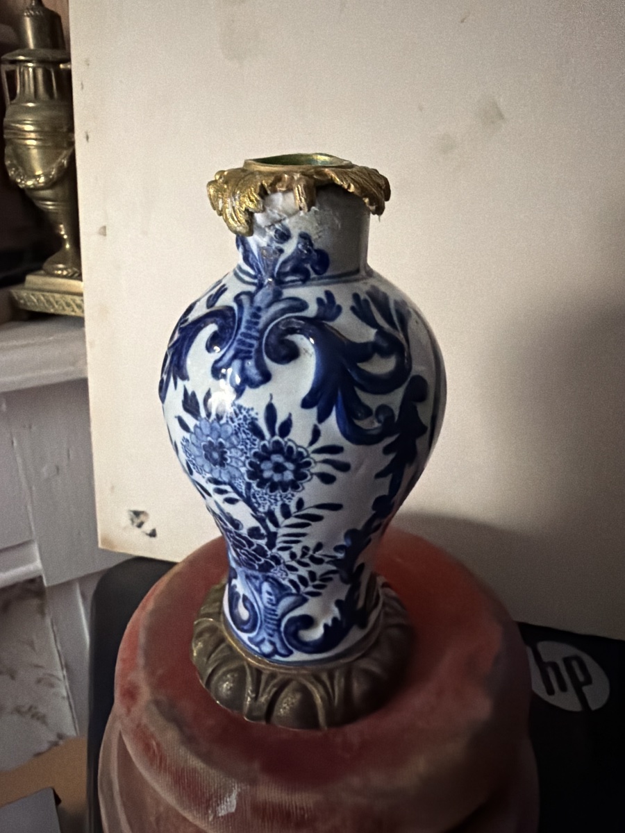 Petit vase en faïence de" Delft "bleu et blanc motifs en relief , cerclé bronze époque XVIIIème-photo-6