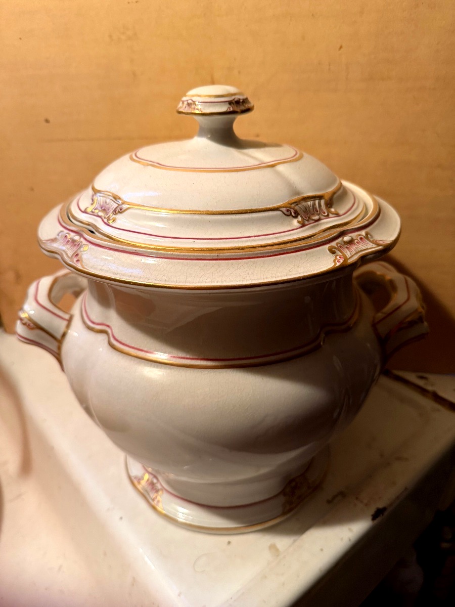 19th-century Victorian Ginger Pot In The Baroque Style, Made Of High-quality Porcelain With Decorative Trim