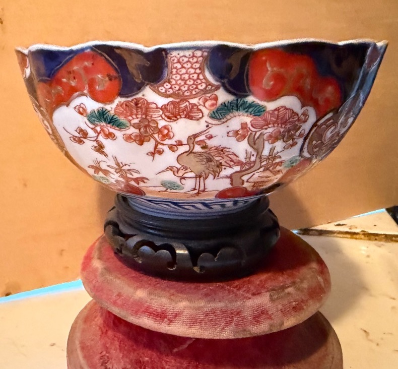  Grand Bol: Imari ,a riche décor fin de bleu rouge et  d'or sur fond banc  d'oiseaux et fleurs -photo-2